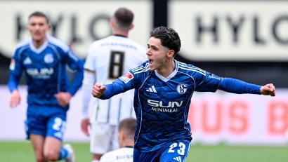 Bild: Uwe Anspach/dpa
Schalke siegt in Unterzahl in Elversberg.