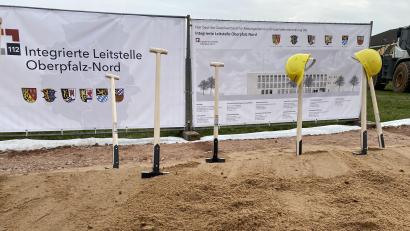 Bild: sbö
Der Spatenstich am Montag besiegelte symbolisch den Übergang aus der Planungsphase in die Bauphase. In Wernberg-Köblitz entsteht die neue Integrierte Leitstelle Oberpfalz-Nord.