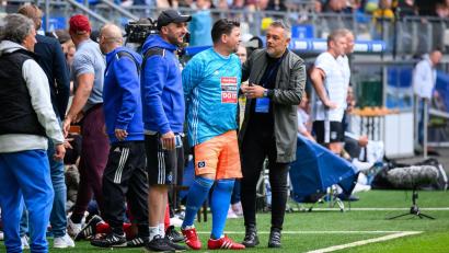 Bild: Jonas Walzberg/dpa
Übernimmt als Trainer das Frauenteam des Hamburger SV: Ex-Bundesliga-Star Rodolfo Cardoso (r). (Archivbild)