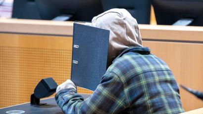 Bild: Stefan Puchner/dpa
Der Angeklagte soll eine dreifache Mutter erschossen haben. Die Tochter des Opfers musste nun aussagen.