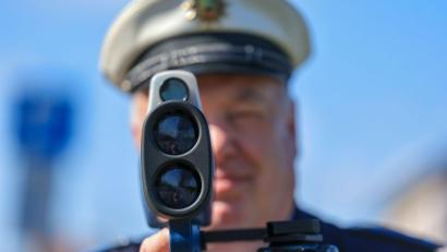 Bild: Jan Woitas/dpa
Vor einer Radarkontrolle der Polizei warnte ein Mann mit einem Plakat. (Symbolbild)