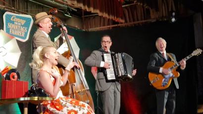 Bild: mab
Wie ein Funke sprangen Spaß und Unterhaltung bei Evergreens von "Conny und die Sonntagsfahrer" von den Vollblutmusikern auf das Publikum über.