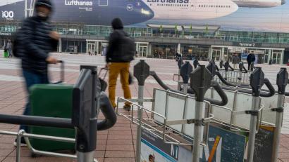 Bild: Peter Kneffel/dpa
Wegen des festgefahrenen Tarifkonflikts bei Lufthansa fallen wieder hunderte Flüge aus.