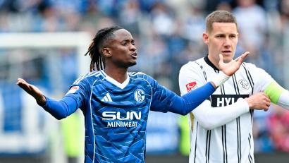 Bild: Uwe Anspach/dpa
Schalkes Moussa Ndiaye (l) reagiert fassungslos auf seinen Platzverweis.