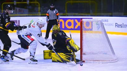 Archivbild: Schrems Thomas
Eine Szene aus einem Vorbereitungsspiel der Blue Devils Weiden gegen Sokolov. "Natürlich" haben die Tschechen das Spiel im vergangenen Herbst gewonnen.