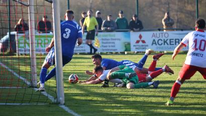 Bild: Dieter Jäschke
Dieses Gruppenkuscheln im Strafraum des SV 08 Auerbach führte in der vierten Minute der Nachspielzeit zur Roten Karte für Auerbachs Matthias Förster und zum Elfmeterpfiff für die SpVgg Trabitz.