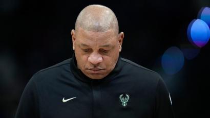 Bild: Aaron Gash/AP/dpa
Nicht mehr Coach der Bucks: Doc Rivers. (Archivbild)