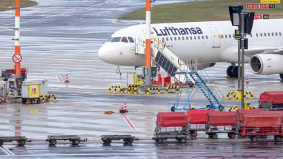 Bild: Bodo Marks/dpa
Erst kürzlich kam es wegen Streiks des Kabinenpersonals zu zahlreichen Flugausfällen bei Deutschlands größter Airline. (Archivbild)
