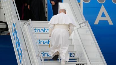 Bild: Gregorio Borgia/AP/dpa
Papst Leo betritt den Flieger nach Algerien - während des Flugs geht er dann auf die Kritik von US-Präsident Trump ein.