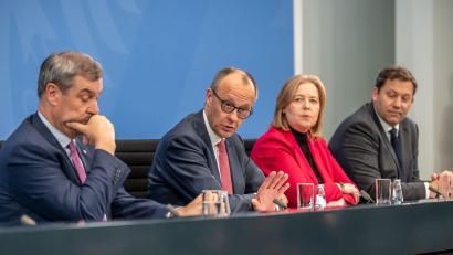 Bild: Michael Kappeler/dpa
Die Spitzen der Koalition haben lange über eine gemeinsame Position zum Verbrenner-Aus gestritten - nun wurde eine Einigung gefunden.