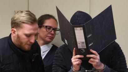 Bild: Karl-Josef Hildenbrand/dpa
Zwei Menschen wurden bei dem Angriff verletzt, eine Frau starb. (Archivbild)