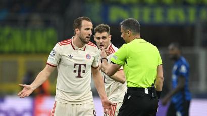 Bild: Sven Hoppe/dpa
Vor einem Jahr in Mailand: Harry Kane diskutiert mit Schiedsrichter Slavko Vinčić. (Archivbild)