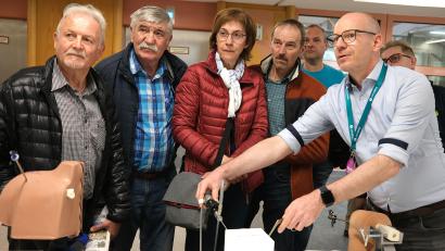 Bild: Hirsch
Dr. Boris Herbst (rechts) zeigte den Besuchern den Einsatz eines Arthroskops bei einer Menikusbehandlung.