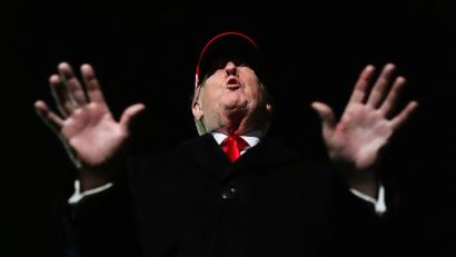 Bild: Julia Demaree Nikhinson/AP/dpa
US-Präsident Donald Trump reagiert auf die Blockade der Straße von Hormus durch den Iran nun mit einer eigenen Sperrung.