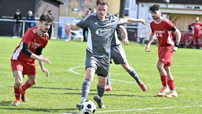 Bild: Hubert Ziegler
Felix Geitner (Mitte) von der SG Kastl/Utzenhofen kann sich in dieser Szene gegen Bleand Emerllahu (links) vom SV Inter Bergsteig Amberg behaupten.Die SG siegte mit 4:1.