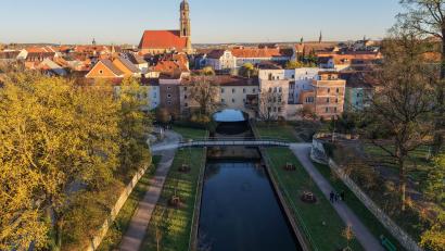 Bild: Thiemo Donhauser
Um mal zeigen zu können, was der Veranstaltungsort eigentlich für ein Ambiente zu bieten hat, ist Thiemo Donhauser mit der Drohne drübergeflogen.