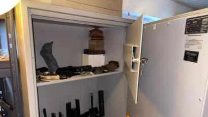 Bild: ge
Ein vorschriftsmäßiger Waffentresor der Klasse 1 mit über 200 Kilogramm Gewicht. Darin dürfen Kurzwaffen (oben) und Gewehre (unten) zusammen gelagert werden.