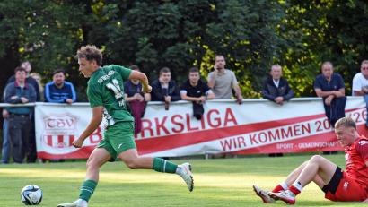 Archivbild: Gebert
Der SV Mitterteich empfängt am Dienstag den TSV Waldershof. Das Hinspiel (4:0) war eine klare Sache für den SVM. In dieser Szene hat Lukas Hausladen (rechts) gegen Mitterteicher Pascal Höcht das Nachsehen.