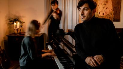 Bild: Katharina Mega/Spiegelhof Fotografie
Das Ensemble „Sincerely, a friend“ feiert Leonard Cohen mit einer Hommage.