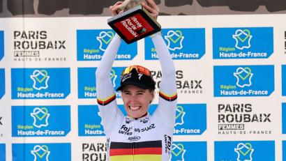 Bild: Jean-Francois Badias/AP/dpa
Franziska Koch feiert ihren Sieg.