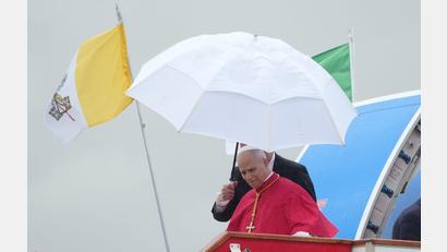 Bild: Andrew Medichini/AP/dpa
Zum Auftakt einer Afrika-Reise wurde Papst Leo XIV. von Kritik aus dem Weißen Haus überrascht.