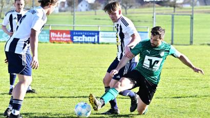 Bild: Hubert Ziegler
Luca Schärtl (2.v.r.) vom SV Raigering wird in dieser Szene vom Haselmühler Kapitän Michael Dotzler fair vom Ball getrennt. Beim 0:5 hatte der ASV Haselmühl nicht viel mitzureden.