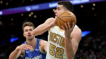Bild: Mark Stockwell/AP/dpa
Franz Wagner (l.) könnte in den Playoffs erneut auf Luka Garza und die Boston Celtics treffen.