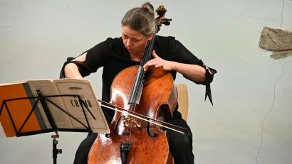 Bild: kki
Mit der Sonate von George Crumb zeigte die Cellisten Ulrike Hofmann in ihrem Solo-Konzert sämtliche klangliche Facetten ihres Instruments.