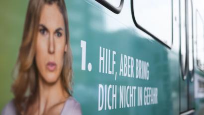 Symbolbild: Edith Geuppert/dpa
Eine Straßenbahn ist mit der Aufschrift "Hilf, aber bring dich nicht in Gefahr" beklebt. Das ist ein Tipp, den die Polizei zu Zivilcourage gibt.