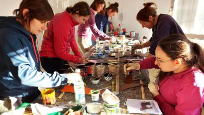 Bild: lg
Viele fleißige Hände des Kolping-Spielmannszugs bringen die Figuren des Oberviechtacher Maibaums auf Vordermann, so dass sie nach der Aufstellung wieder ihren angestammten Platz am Brauchtumsbaum erhalten können.