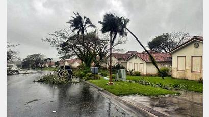 Bild: Adam Brown/U.S. Coast Guard via AP/dpa
„Sinlaku“ gilt mittlerweile als Supertaifun. Damit ist ein besonders starker und gefährlicher Sturm gemeint. (Archivbild)