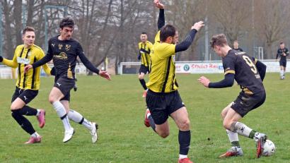 Bild: Gebert
Im Spitzenspiel der Kreisliga 2 trennten sich der FC Tirschenreuth und der SV Poppenreuth leistungsgerecht 0:0. FC-Torjäger Nico Stark (rechts) hatte gegen die Gästeabwehr einen schweren Stand.
