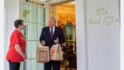 Bild: Alex Brandon/AP/dpa
Fast Food für Trump: McDonald's-Lieferung ins Weiße Haus