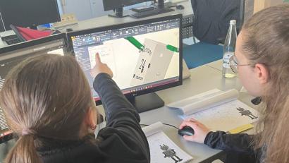 Bild: Janis Klippel
Hightech live!-Camp bei der Baumann GmbH in Amberg. Hier wird im CAD Programm die Konstruktion des Roboters erstellt.