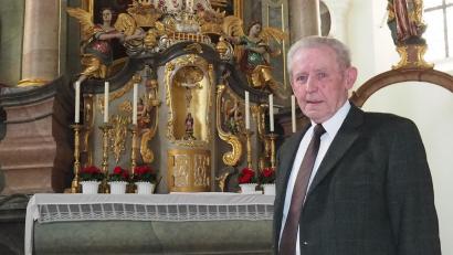 Bild: fvo
So kannten die Gläubigen den "Mesner-Sepp" Josef Riedl, hier am Altar in der Wallfahrtskirche Mariä Heimsuchung am Fahrenberg. 2023 wurde er von Bischof Rudolf Voderholzer mit der Mesner-Ehrennadel in Gold ausgezeichnet.
