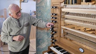 Bild: Rudolf Ettl
Gerhard Siegl, der Sachverständige der Diözese, sieht und hört immer sehr genau hin. Auch bei der neuen Orgel in St. Georg in Amberg.