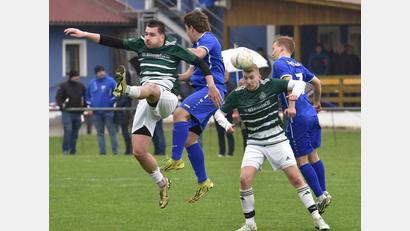 Bild: Hans Mark
Die Kicker des TSV Dieterskirchen (grüne Trikots) hauten sich beim SV Diendorf voll rein und entführten mit dem 4:0 drei ganz wichtige Punkte,.