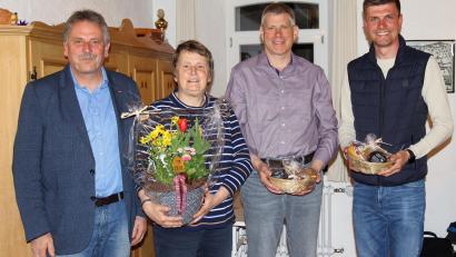 Bild: mfh
Bürgermeister Hermann Mertel (von links) verabschiedete die drei Gemeinderäte Rita Hafner, Stefan Steger, und Jürgen Leißner mit sehr persönlichen Worten des Dankes.