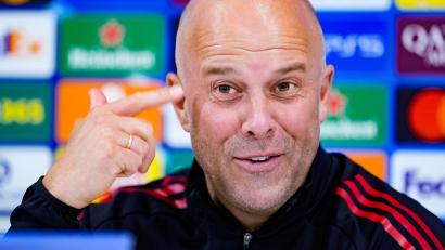 Bild: Peter Byrne/PA Wire/dpa
Hofft auf die Hilfe der Fans: Liverpools Coach Arne Slot.