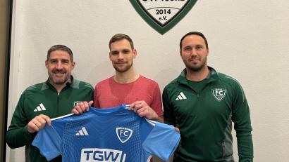 Bild: Löffelmann
Der Trainer des FC OVI/Teunz, Christian Zechmann (links), und Spieler Artur Kerbel (rechts) begrüßen mit Torwart Christian Bleistein (Mitte) einen neuen Torwart für die kommende Saison.