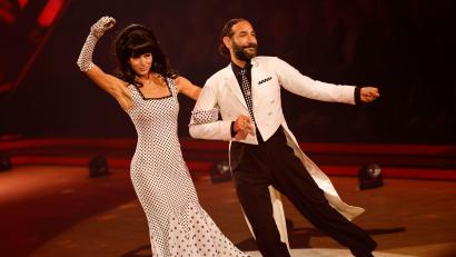 Bild: Thomas Banneyer/dpa
Aus gesundheitlichen Gründen ist Esther Schweins (l.) vorzeitig raus aus der Show. (Archivbild)