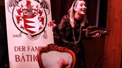 Bild: Florian Wein / OVIGO Theater
Eindrücke aus dem Krimidinner „Das Geheimnis der Blutgräfin“ im Emil-Kemmer-Haus.