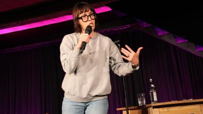 Bild: prh
Die Oberpfälzer Kabarettistin Eva Karl Faltermeier befasste sich in ihrem Programm "Ding Dong" mit den Zumutungen des Alltagslebens in der Provinz und gab Frauen Hoffnung für die zweite Lebenshälfte.