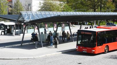 Archivbild: Gabi Schönberger
Was geschah während der Auseinandersetzung zwischen einem Busfahrer und einem 19-Jährigen am 2. April am ZOB in Weiden wirklich? Die Polizei ermittelt, nicht nur gegen den mutmaßlichen Angreifer, sondern auch gegen den 36-jährigen Fahrer des Linienbusses.