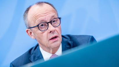 Bild: Michael Kappeler/dpa
Bundeskanzler Friedrich Merz zeigt sich erleichtert über den Wahlausgang in Ungarn.