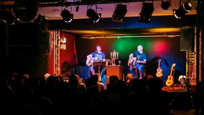 Bild: Thomas Obermeier
Tauchen Sie ein in einen Abend voller Poesie, Komik und handgemachter Musik mit Zwoa Achterl.