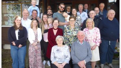 Bild: Siegfried Bock
Über zahlreiche Gratulanten freute sich Benno Fischer (vorne rechts) im Beisein seiner Agnes (vorne sitzend), der Töchter, Enkel und Urenkel. Segenswünsche überbrachten auch Geistlichkeit und Vereinsvertreter.