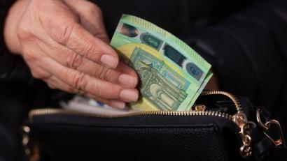 Bild: Fernando Gutierrez-Juarez/dpa
Eine Mehrheit der Bevölkerung sieht laut einer Allianz-Umfrage Lebenshaltungs- und Gesundheitskosten als größtes finanzielles Risiko im Alter. (Symbolbild)