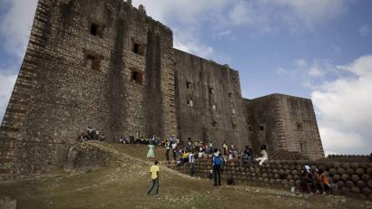 Bild: Ariana Cubillos/AP/dpa
Am Wochenende kam es an dieser Zitadelle zu einem tragischen Vorfall. (Archivbild)