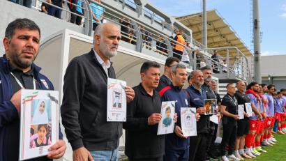 Bild: Riza Ozel/AP/dpa
Irans Fußball-Nationaltrainer Amir Ghalenoei (3.v.l.) spricht über eine WM-Teilnahme. (Archivbild)